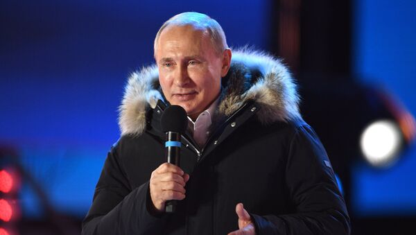 Президент РФ В. Путин посетил митинг-концерт в Москве, посвященный годовщине воссоединения Крыма с Россией - Sputnik Afrique