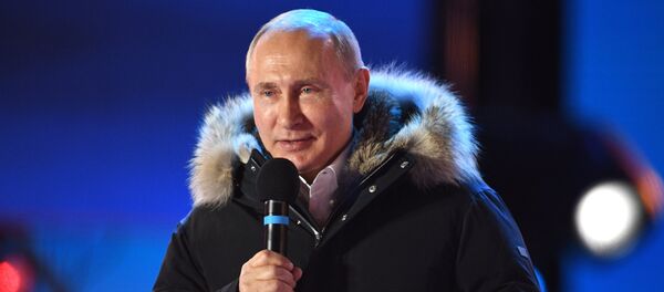 Президент РФ В. Путин посетил митинг-концерт в Москве, посвященный годовщине воссоединения Крыма с Россией - Sputnik Afrique