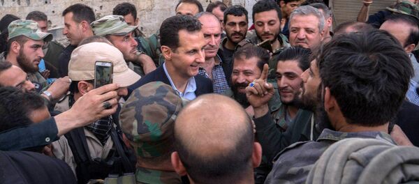 Syrian President Bashar al-Assad meets with Syrian army soldiers in eastern Ghouta, Syria, March 18, 2018 - Sputnik Afrique