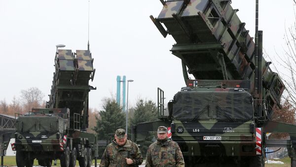 Soldiers of the Air Defence Missile Squadron 2 walk past Patriot missile launchers in the background in Bad Suelze, northern Germany on December 4, 2012 - Sputnik Afrique