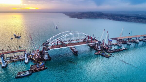 Le pont de Crimée en chantier dans le détroit de Kertch - Sputnik Afrique