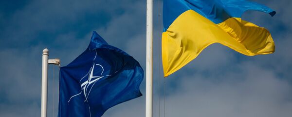 National flag of Ukraine and the NATO flag - Sputnik Afrique