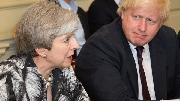 Britsche Premierin Theresa May und Außenminister ihres Kabinetts Boris Johnson (Archivbild) - Sputnik Afrique