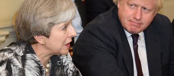 Britsche Premierin Theresa May und Außenminister ihres Kabinetts Boris Johnson (Archivbild) - Sputnik Afrique