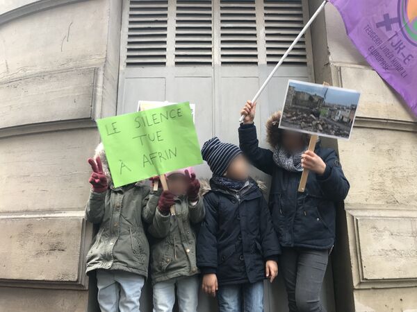 Manifestation kurde devant le siège de l’UNICEF à Paris Manifestation kurde devant le siège de l’UNICEF à Paris - Sputnik Afrique