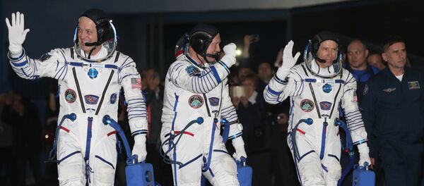 Члены основного экипажа корабля Союз МС-08 экспедиции МКС-55/56 астронавт НАСА Рики Арнольд, космонавт Роскосмоса Олег Артемьев и астронавт НАСА Эндрю Фойстел (слева направо) перед посадкой в автобус перед отъездом на стартовую площадку космодрома Байконур. - Sputnik Afrique