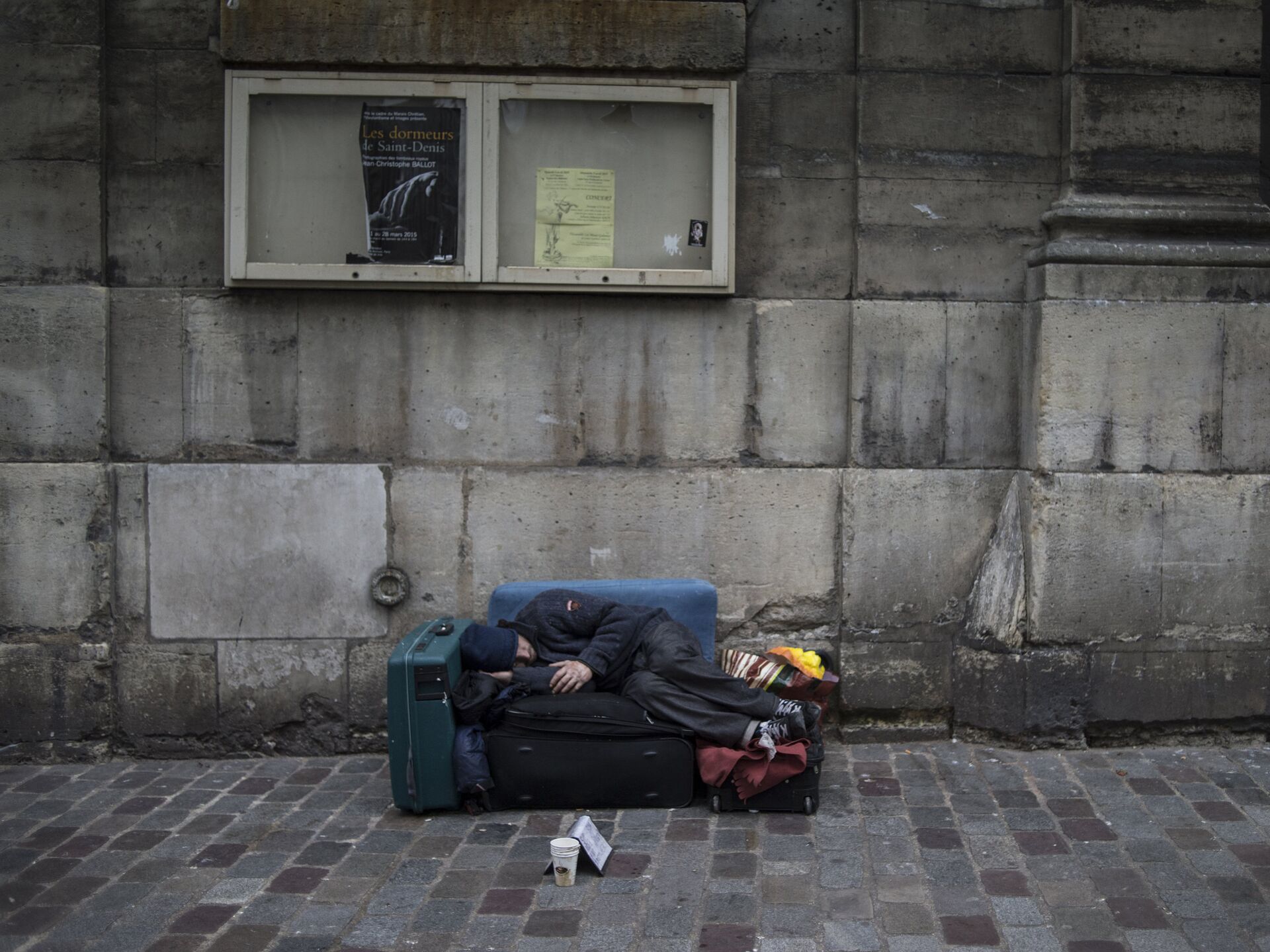 Бомжи в париже. Бездомный.