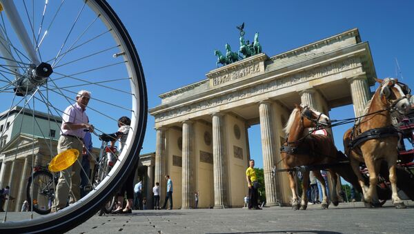 Вид на Бранденбургские ворота с улицы Унтер ден Линден в Берлине - Sputnik Afrique