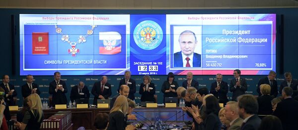 Оглашение итогов голосования на выборах президента РФ - Sputnik Afrique