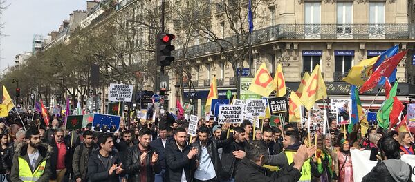 Manifestation en soutien aux Kurdes d’Afrine à Paris, le 24 mars 2018 - Sputnik Afrique