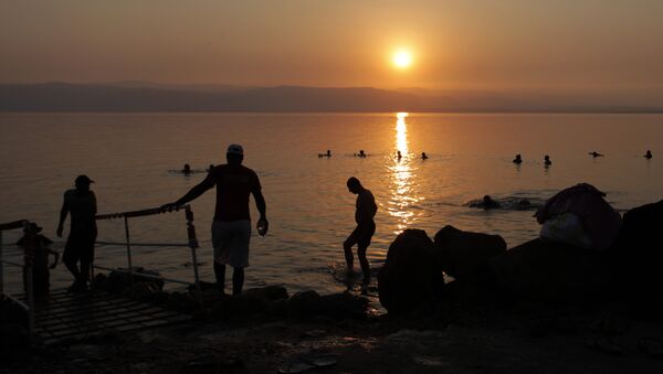 Tourists and local residents visit the Dead Sea beach, 34 miles (55 kilometers) southeast of Amman, Jordan, Friday, June 29, 2012 - Sputnik Afrique
