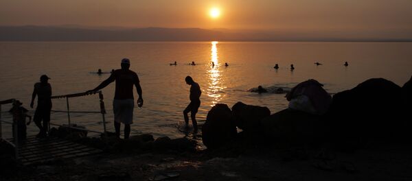 Tourists and local residents visit the Dead Sea beach, 34 miles (55 kilometers) southeast of Amman, Jordan, Friday, June 29, 2012 - Sputnik Afrique