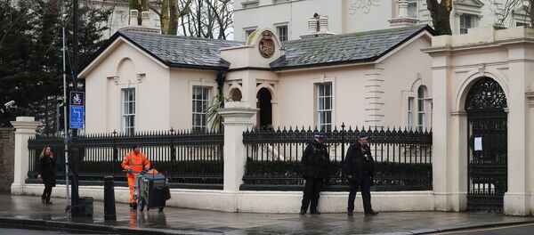 Police officers walk past the consular section of Russia's embassy in London, Britain, March 15, 2018 - Sputnik Afrique