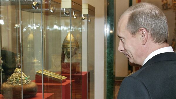 Президент РФ Владимир Путин в одном из музеев Московского Кремля, 7 марта 2006 года - Sputnik Afrique