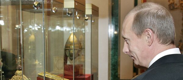 Президент РФ Владимир Путин в одном из музеев Московского Кремля, 7 марта 2006 года - Sputnik Afrique