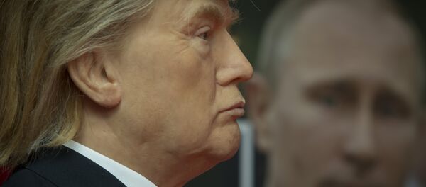 Eine Trump-Wachsfigur und ein Porträt des russischen Präsidenten Wladimir Putin - Sputnik Afrique