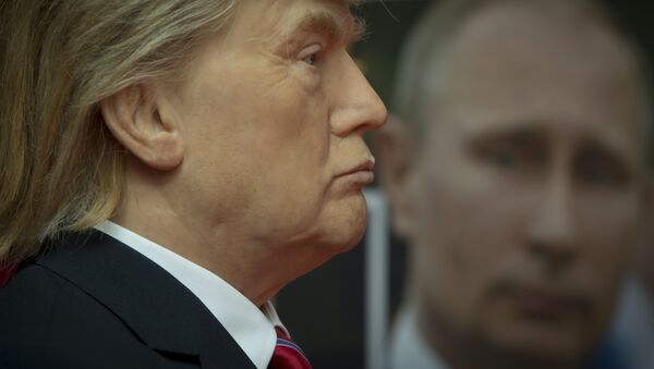 Eine Trump-Wachsfigur und ein Porträt des russischen Präsidenten Wladimir Putin - Sputnik Afrique