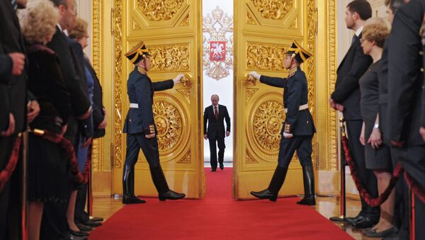 Избранный президент РФ Владимир Путин в Андреевском зале Большого Кремлевского дворца во время церемонии инаугурации, 2012 год - Sputnik Afrique