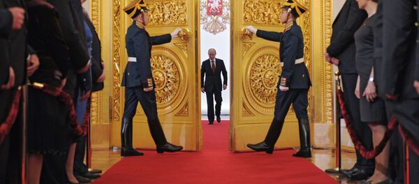 Избранный президент РФ Владимир Путин в Андреевском зале Большого Кремлевского дворца во время церемонии инаугурации, 2012 год - Sputnik Afrique