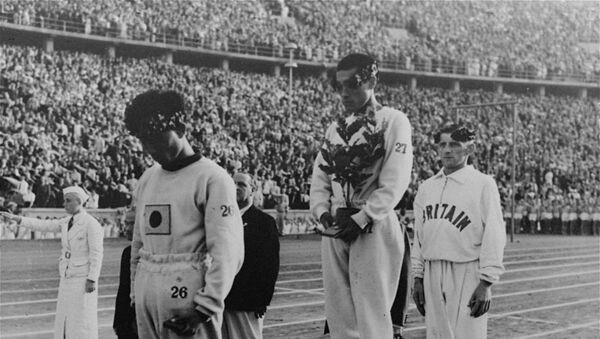 Les sportifs sur le podium pendant les JO de Berlin de 1936 - Sputnik Afrique
