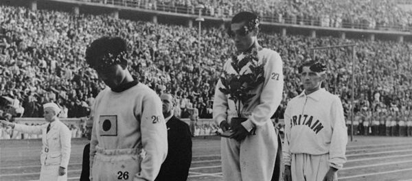 Les sportifs sur le podium pendant les JO de Berlin de 1936 - Sputnik Afrique
