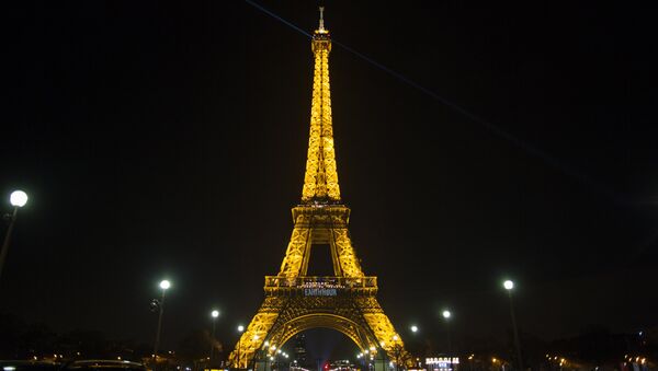 Эйфелева башня до отключения подсветки в рамках экологической акции Час Земли в Париже. - Sputnik Afrique