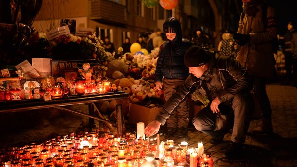 Жители зажигают свечи в память о погибших при пожаре в торговом центре «Зимняя вишня» в Кемерово. - Sputnik Afrique