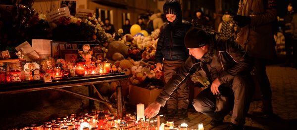 Жители зажигают свечи в память о погибших при пожаре в торговом центре «Зимняя вишня» в Кемерово. - Sputnik Afrique