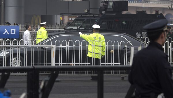 Une limousine sans numéros d'immatriculation arrive à la gare de Pékin sous un gros dispositif de sécurité - Sputnik Afrique
