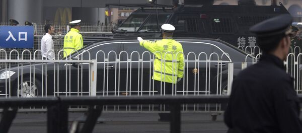 Une limousine sans numéros d'immatriculation arrive à la gare de Pékin sous un gros dispositif de sécurité - Sputnik Afrique