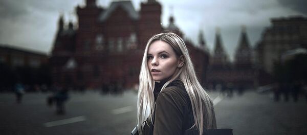 A young woman walking on the Red Square in Moscow - Sputnik Afrique