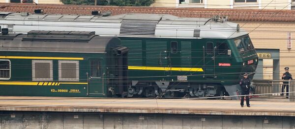 La police protège un train à la gare de Pékin (27 mars 2018) - Sputnik Afrique