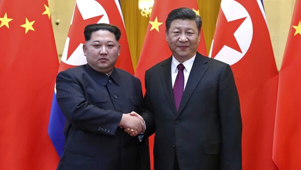 In this photo provided Wednesday, March 28, 2018, by China's Xinhua News Agency, North Korean leader Kim Jong Un, left, and Chinese President Xi Jinping shake hands in Beijing, China. - Sputnik Afrique