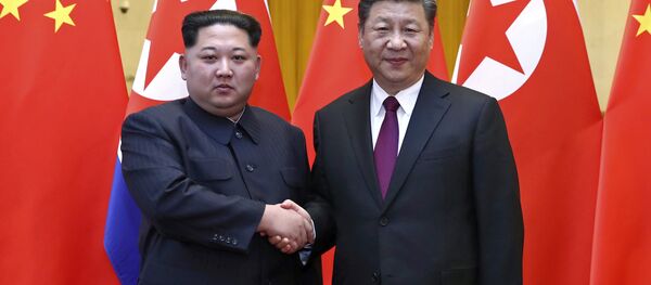In this photo provided Wednesday, March 28, 2018, by China's Xinhua News Agency, North Korean leader Kim Jong Un, left, and Chinese President Xi Jinping shake hands in Beijing, China. - Sputnik Afrique