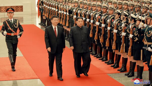 El presidente chino, Xi Jinping, y el líder norcoreano, Kim Jong-un - Sputnik Afrique