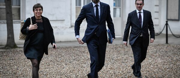 Paris, lundi 27 mars 2018. Edouard Philippe à son arrivée à l’Hôtel Matignon en compagnie de la ministre des Outre-mer Annick Girardin et du conseiller Outre-mer Xavier Brunetiere. - Sputnik Afrique