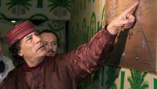Libyan Colonel Moamer Kadhafi shows his plan for irrigating the Libyan desert by a system of artificial lakes and rivers at his bunker-camp in Tripoli. (File) - Sputnik Afrique