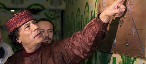 Libyan Colonel Moamer Kadhafi shows his plan for irrigating the Libyan desert by a system of artificial lakes and rivers at his bunker-camp in Tripoli. (File) - Sputnik Afrique