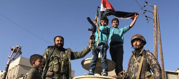 Locals in the liberated town of Kafr Batna in Eastern Ghouta - Sputnik Afrique