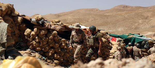 Les Kurdes irakiens gardent une position derrière des sacs de sable,Sinjar - Sputnik Afrique