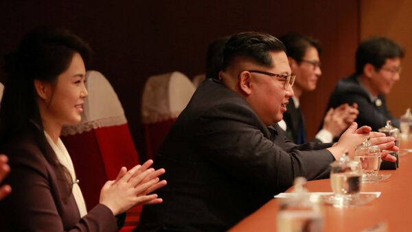 Kim Jong-un et son épouse Ri Sol-ju lors d'un concert sud-coréen - Sputnik Afrique