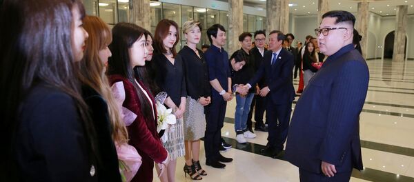 Kim Jong-un au concert des musiciens sud-coréens de K-pop à Pyongyang Kim Jong-un au concert des musiciens sud-coréens de K-pop à Pyongyang - Sputnik Afrique