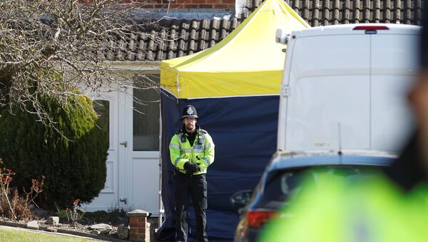 A police officer stands guard outside of the home of former Russian military intelligence officer Sergei Skripal, in Salisbury, Britain - Sputnik Afrique