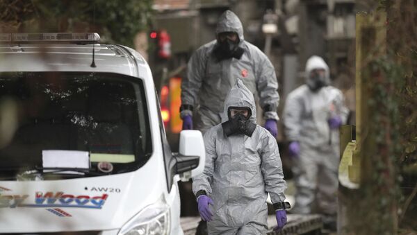 Investigators in protective clothing remove a van from an address in Winterslow, Wiltshire, as part of their investigation into the nerve-agent poisoning of ex-spy Sergei Skripal and his daughter, in England, Monday, March 12, 2018. - Sputnik Afrique
