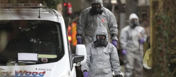 Investigators in protective clothing remove a van from an address in Winterslow, Wiltshire, as part of their investigation into the nerve-agent poisoning of ex-spy Sergei Skripal and his daughter, in England, Monday, March 12, 2018. - Sputnik Afrique