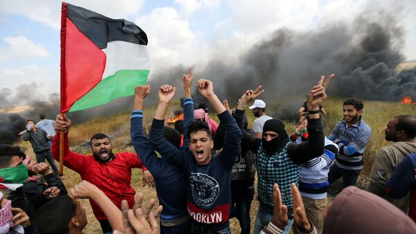 Des Palestiniens lors d'une manifestation de protestation à la frontière entre Israël et Gaza, le 30 mars 2018 - Sputnik Afrique