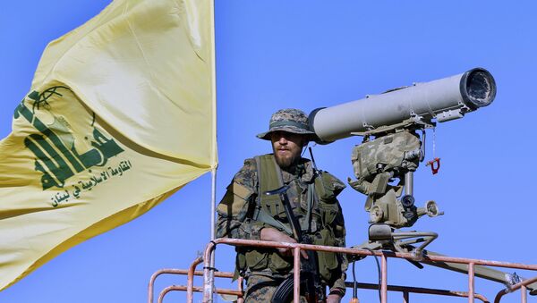 Hezbollah fighter stands at a watchtower (File) - Sputnik Afrique