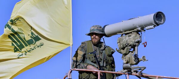 Hezbollah fighter stands at a watchtower (File) - Sputnik Afrique