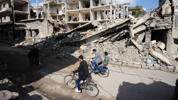 Местные жители на одной из улиц в сирийском городе Хомс. - Sputnik Afrique
