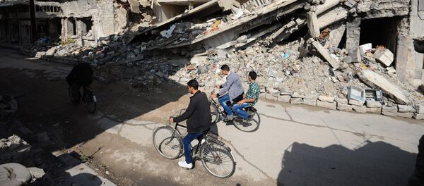 Местные жители на одной из улиц в сирийском городе Хомс. - Sputnik Afrique